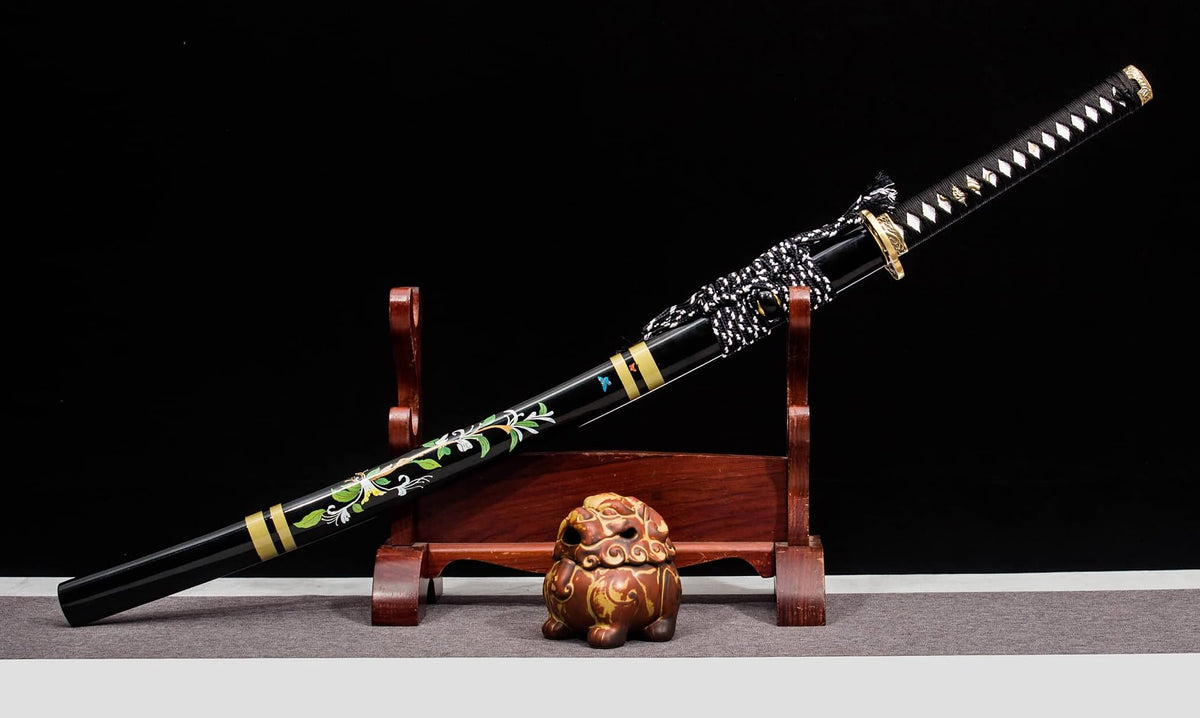 Damascus-Pattern Katana – 40.6″ Pattern-Welded Blade, Black Lacquer Saya & Brass Fittings