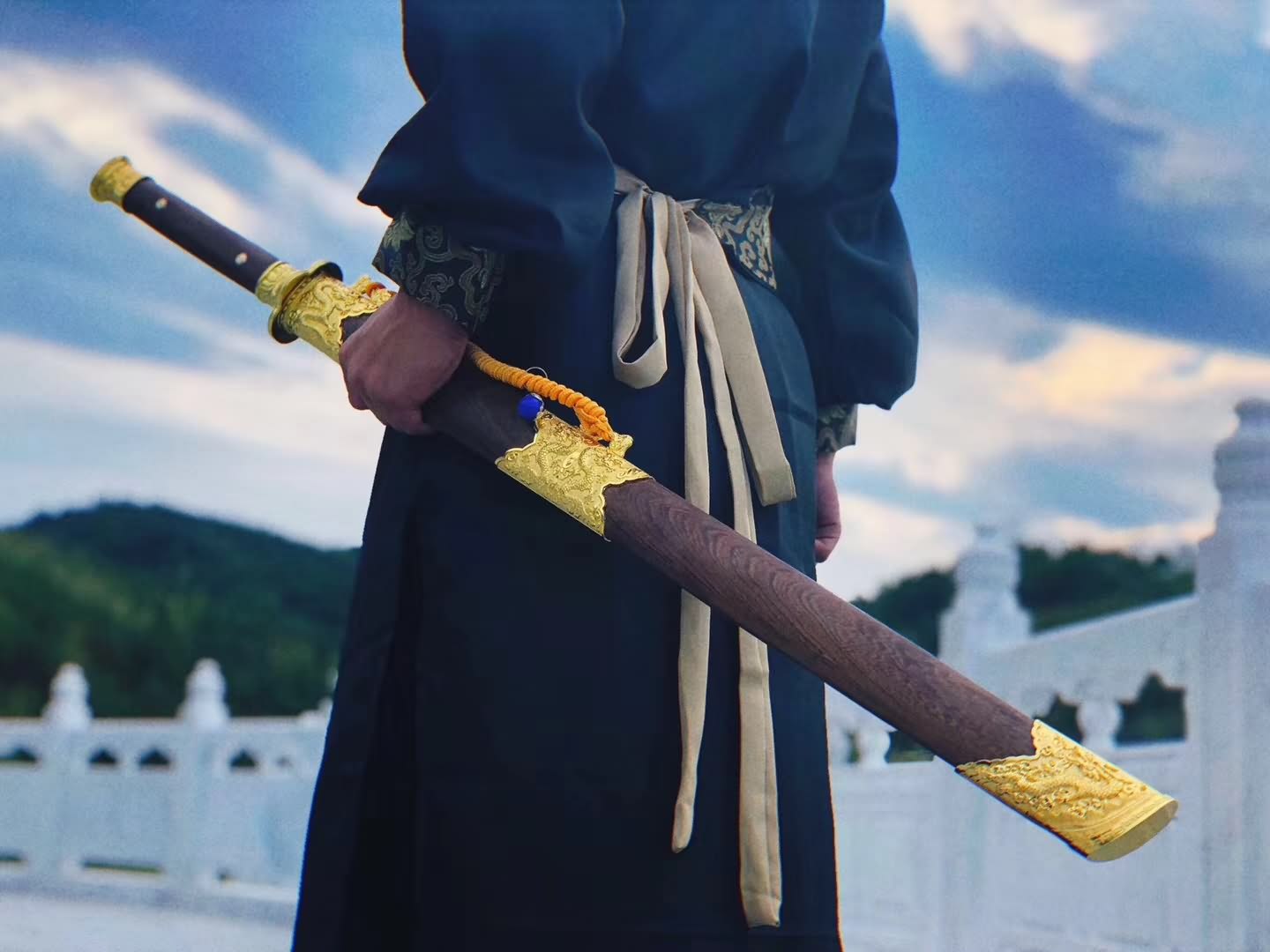 Cut horse broadsword,High carbon steel blade,Rosewood,Alloy - Chinese sword shop