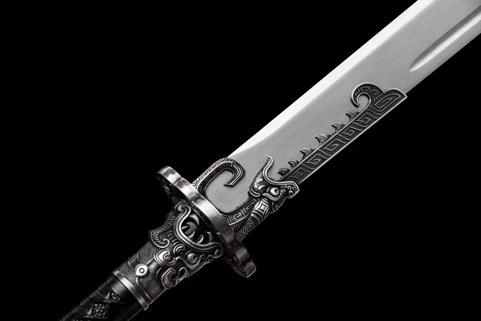 Jinyiwei Saber | Hand-Forged High Manganese Steel Chinese Ming Dynasty Sword with Alloy Fittings & Faux Leather Scabbard