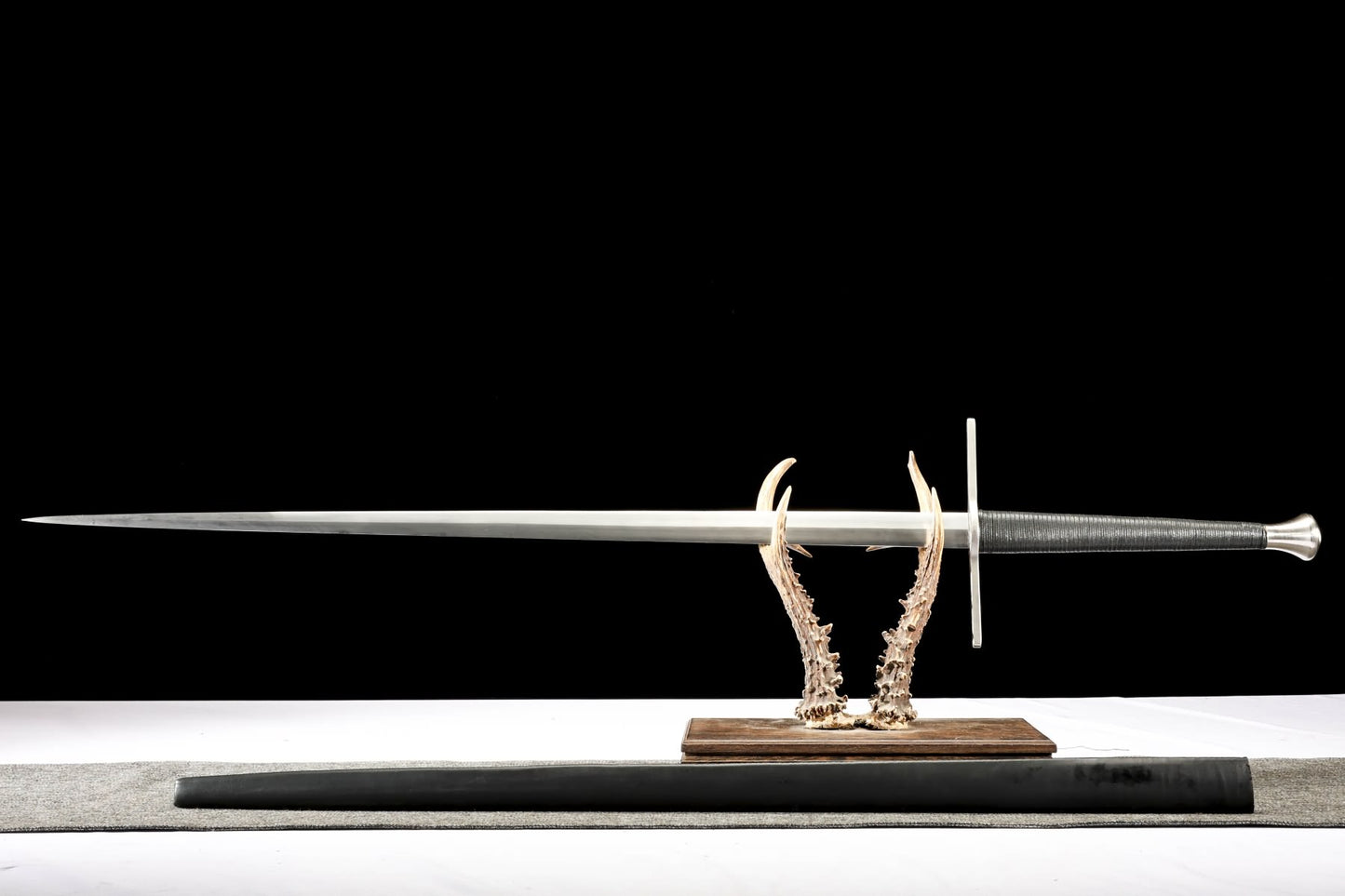 Two-Handed European Longsword with Leather Sheath – Black or Brown