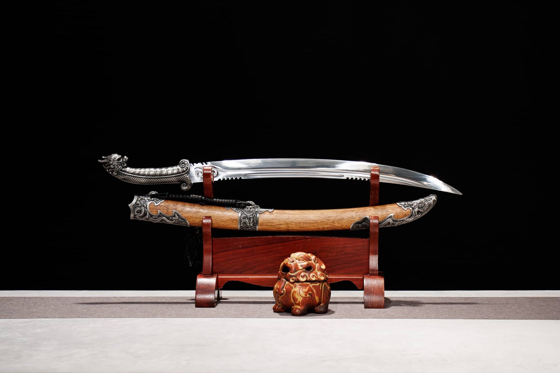 Longxiao Dragon Curved Dao – 32.3″ Manganese Steel, Dyed Wood Scabbard