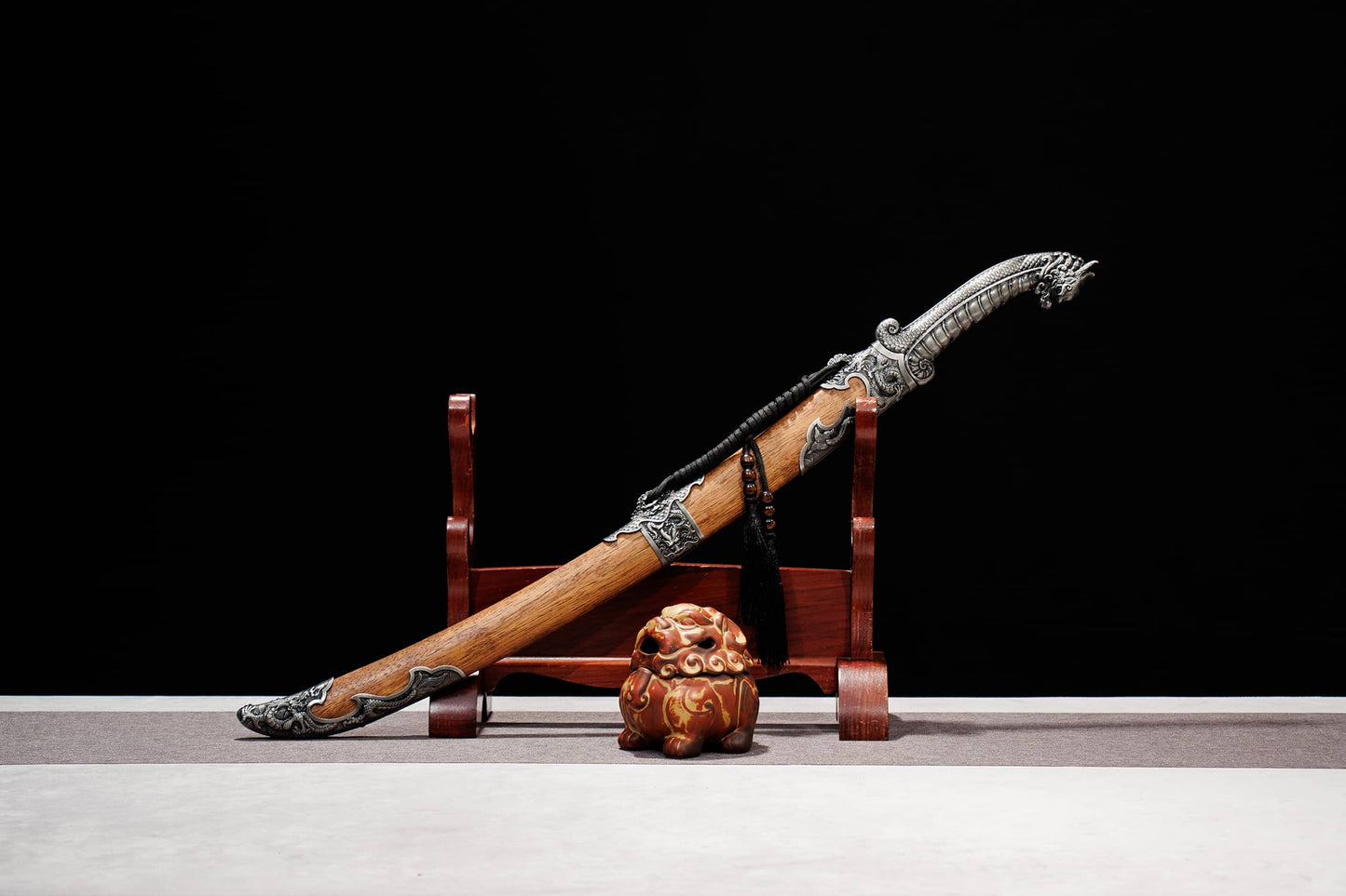 Longxiao Dragon Curved Dao – 32.3″ Manganese Steel, Dyed Wood Scabbard