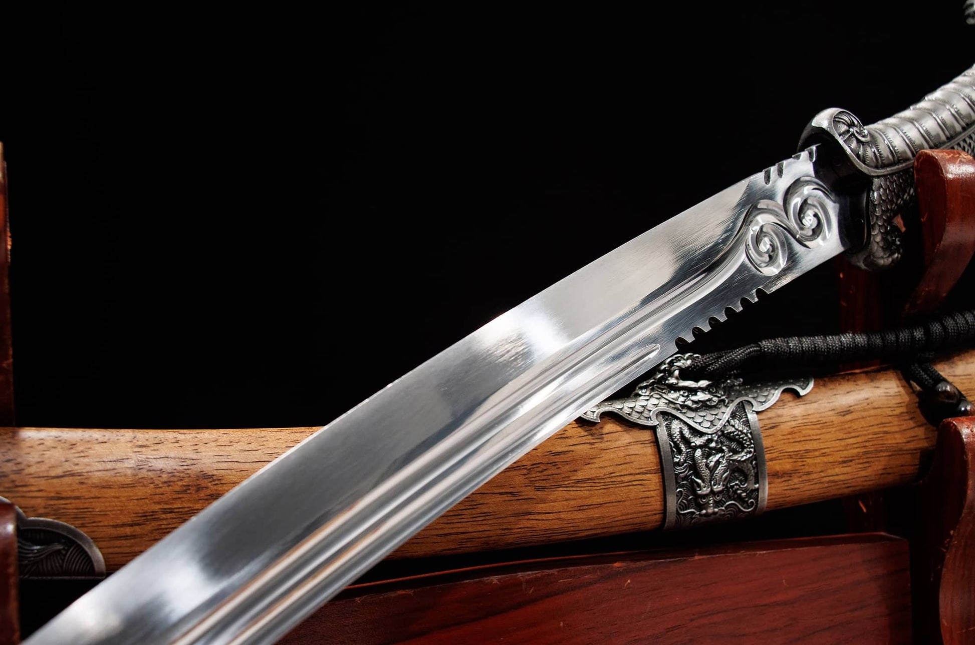 Longxiao Dragon Curved Dao – 32.3″ Manganese Steel, Dyed Wood Scabbard