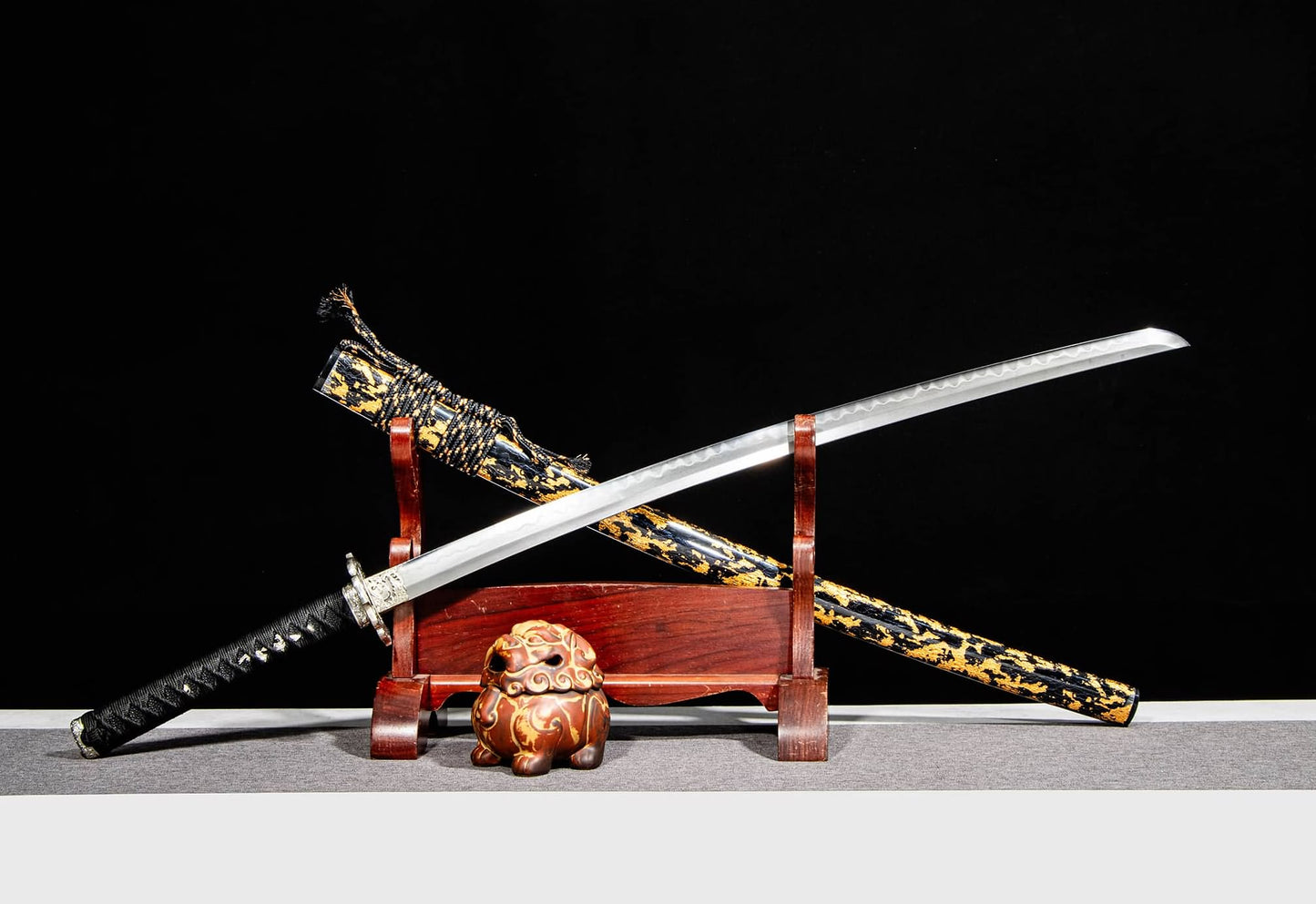 Wootz Steel Hamon Katana – 40.9″ with Black-Gold Lacquer Saya