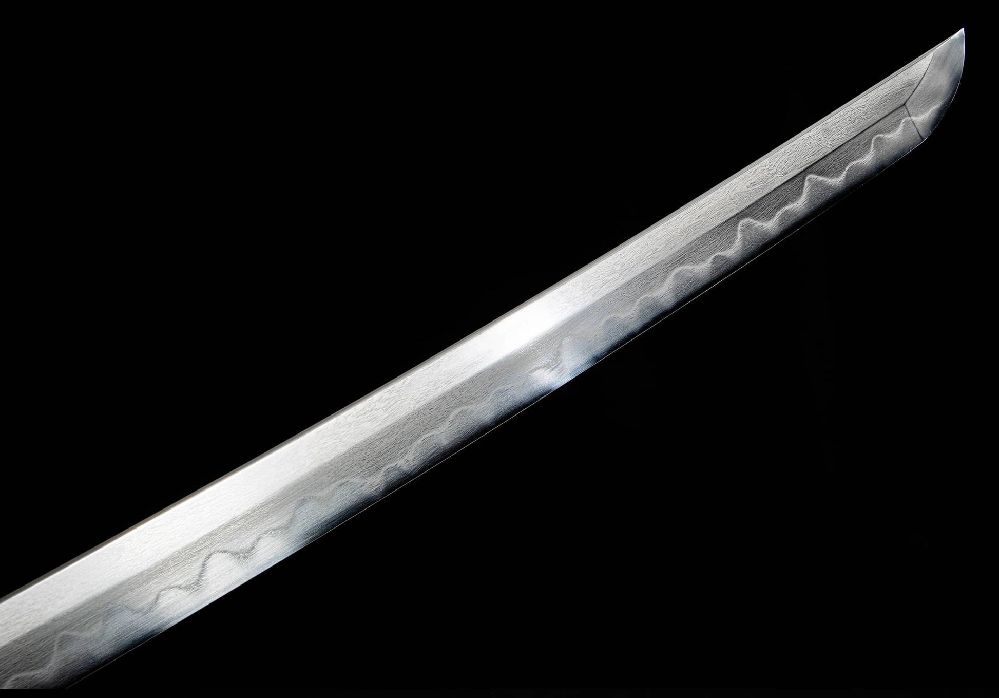 Wootz Steel Hamon Katana – 40.9″ with Black-Gold Lacquer Saya