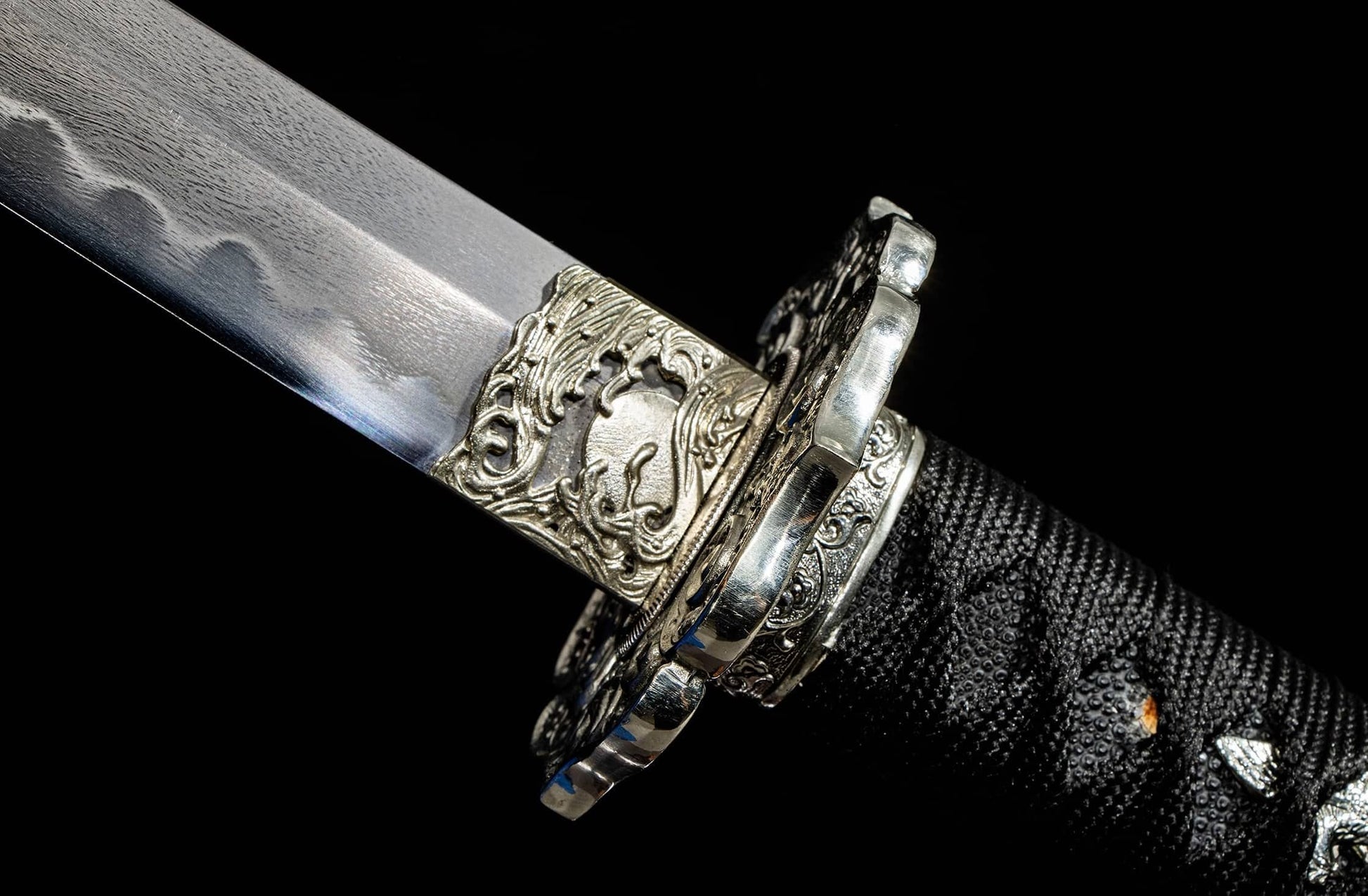 Wootz Steel Hamon Katana – 40.9″ with Black-Gold Lacquer Saya