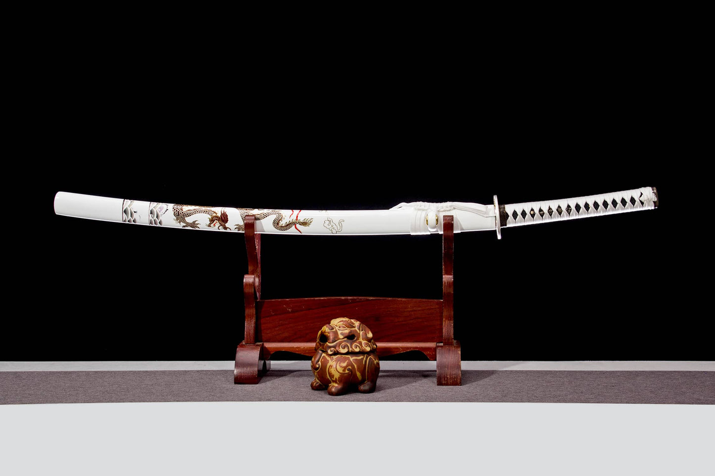 Kinryu “Gold Dragon” Katana – 40.6″ T10 Clay-Tempered Blade, White Lacquer Saya