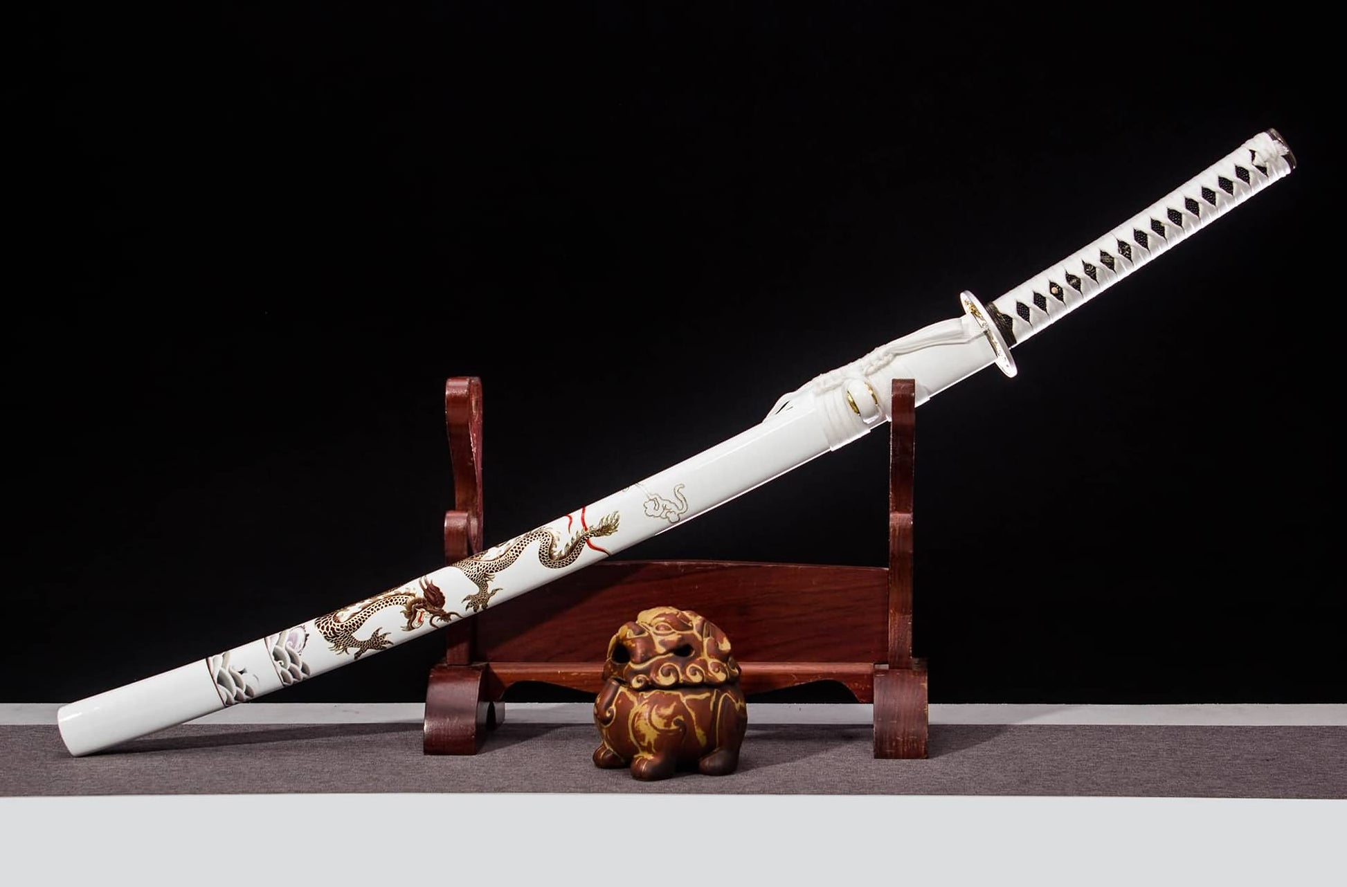 Kinryu “Gold Dragon” Katana – 40.6″ T10 Clay-Tempered Blade, White Lacquer Saya