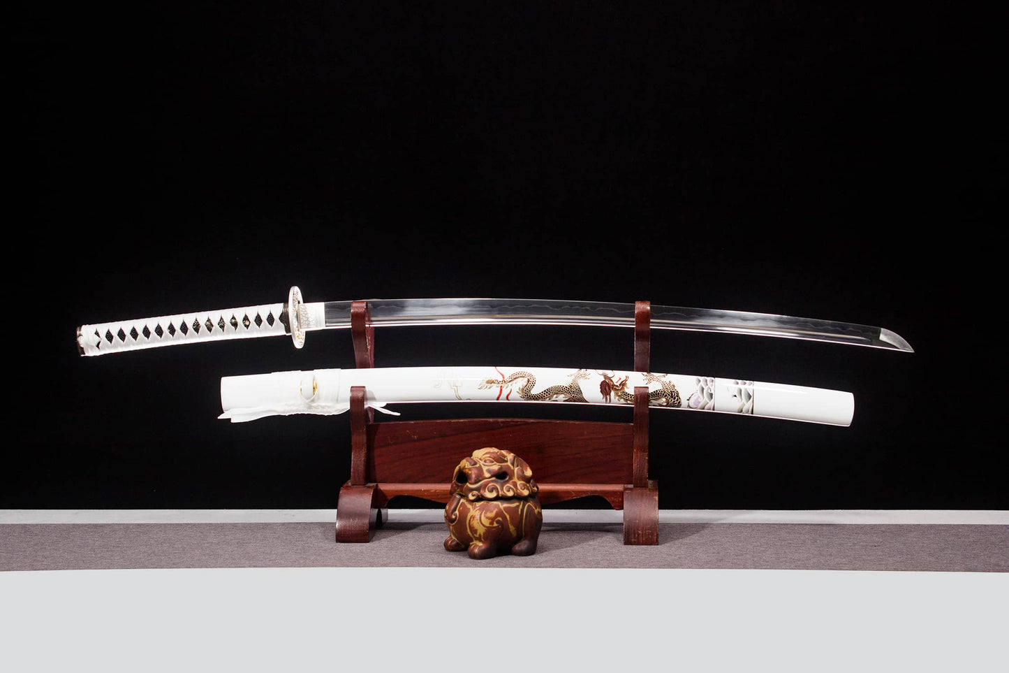 Kinryu “Gold Dragon” Katana – 40.6″ T10 Clay-Tempered Blade, White Lacquer Saya