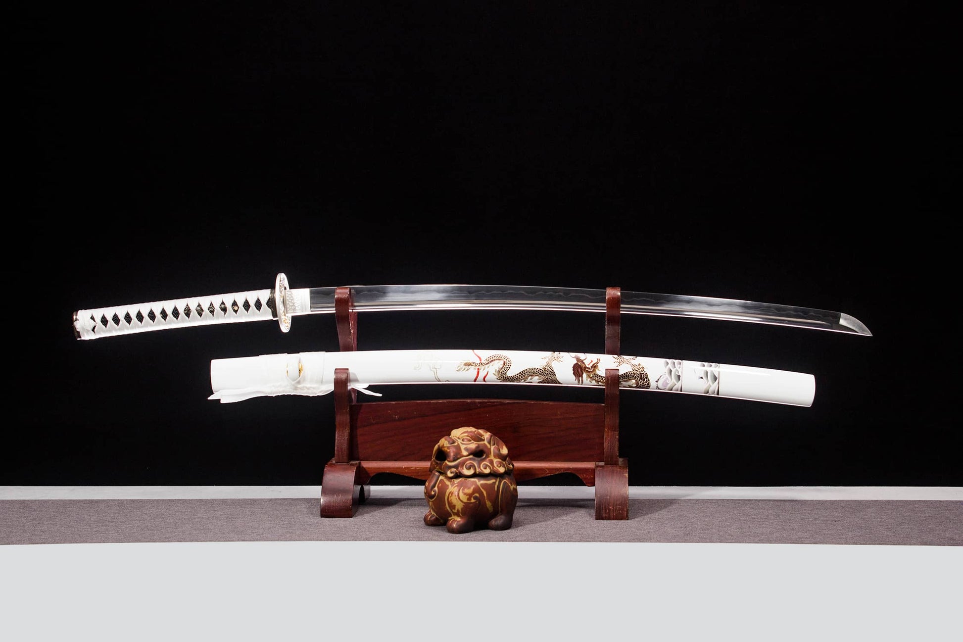 Kinryu “Gold Dragon” Katana – 40.6″ T10 Clay-Tempered Blade, White Lacquer Saya