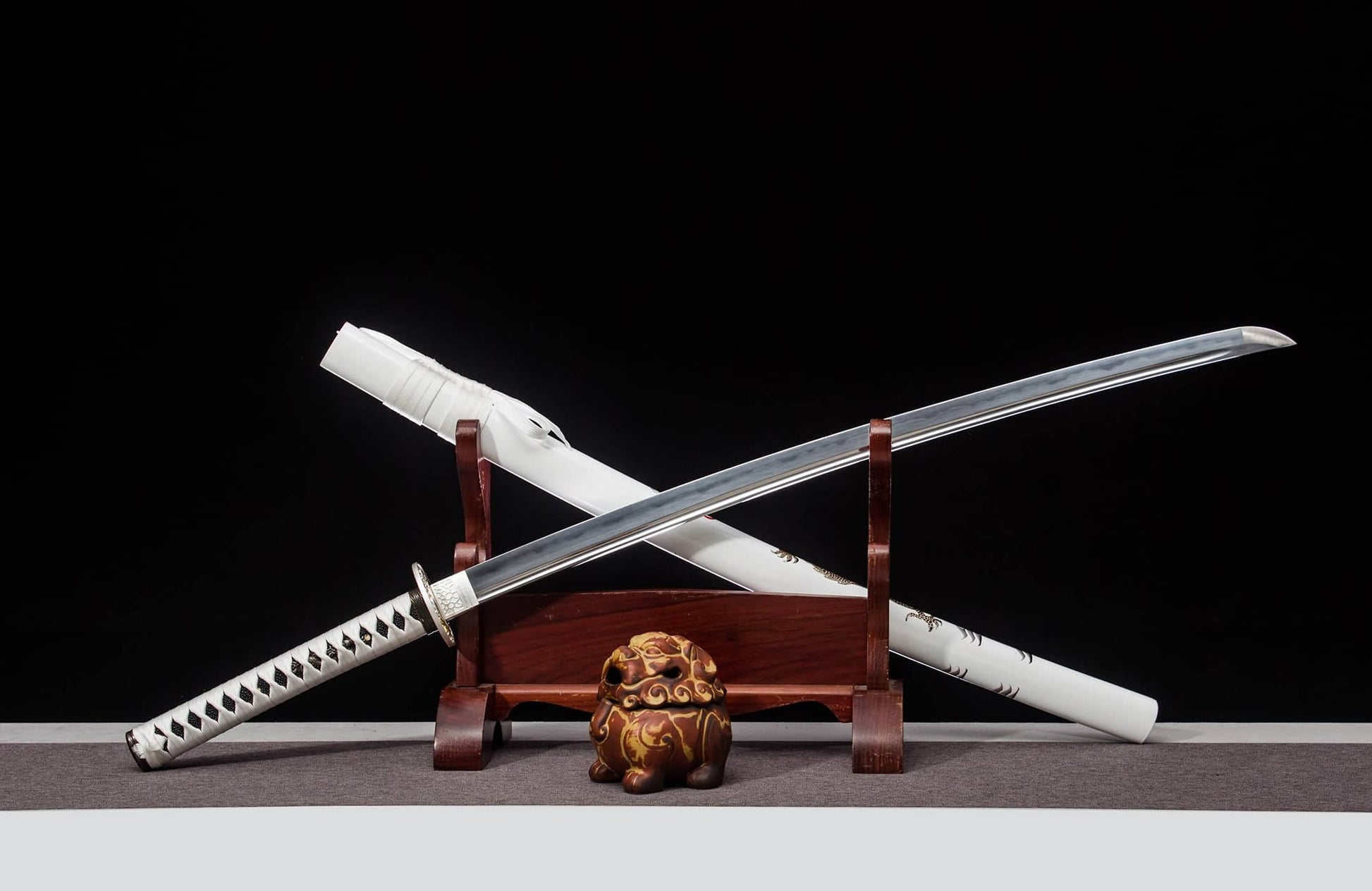 Kinryu “Gold Dragon” Katana – 40.6″ T10 Clay-Tempered Blade, White Lacquer Saya