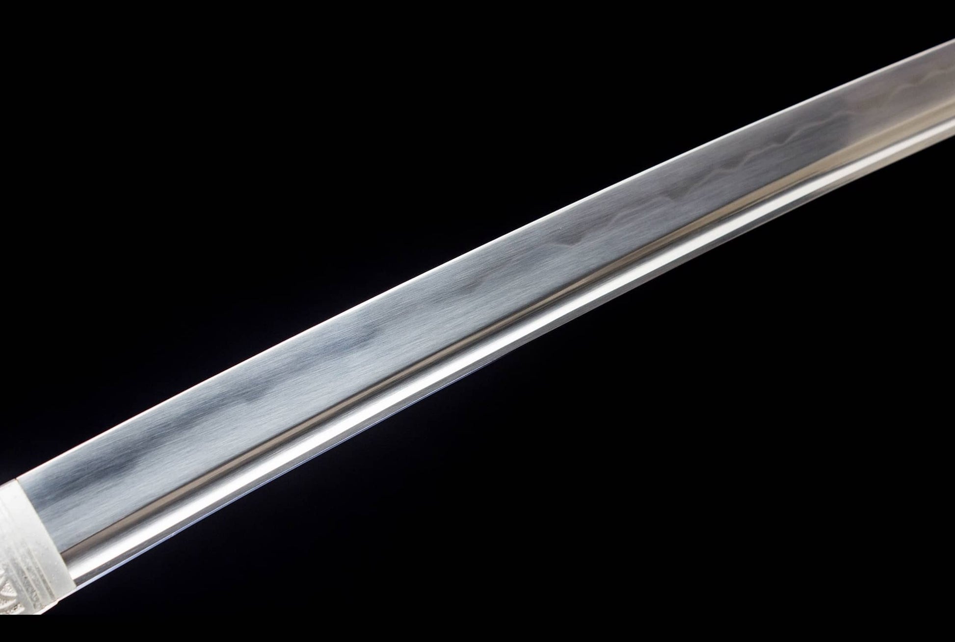 Kinryu “Gold Dragon” Katana – 40.6″ T10 Clay-Tempered Blade, White Lacquer Saya