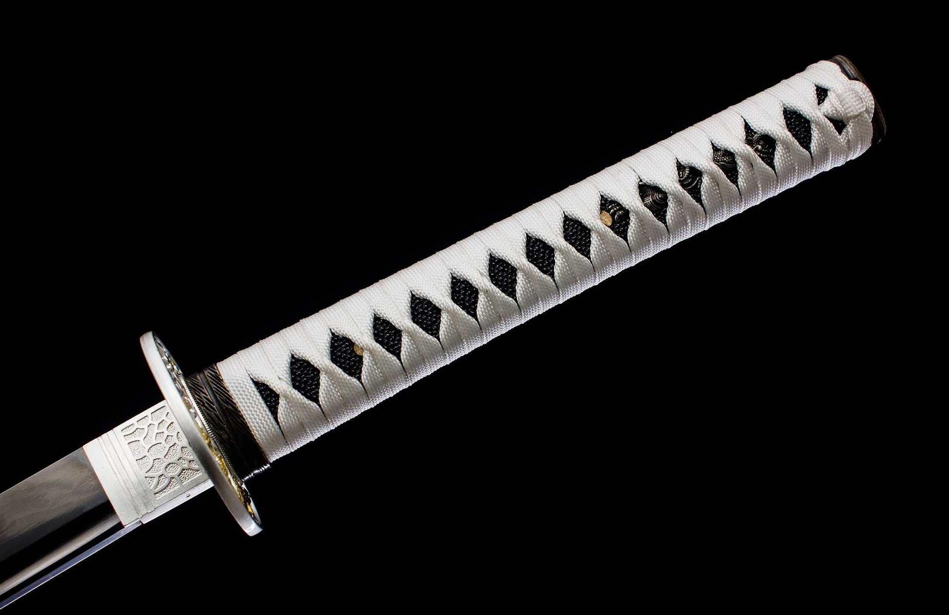 Kinryu “Gold Dragon” Katana – 40.6″ T10 Clay-Tempered Blade, White Lacquer Saya