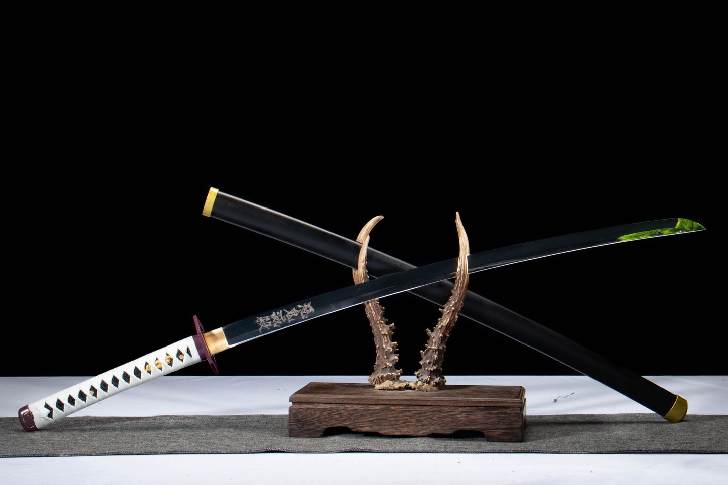 Anime Inspired Katana – Hand Forged 1065 High Carbon Steel Mirror Black Blade with Piano Lacquer Scabbard