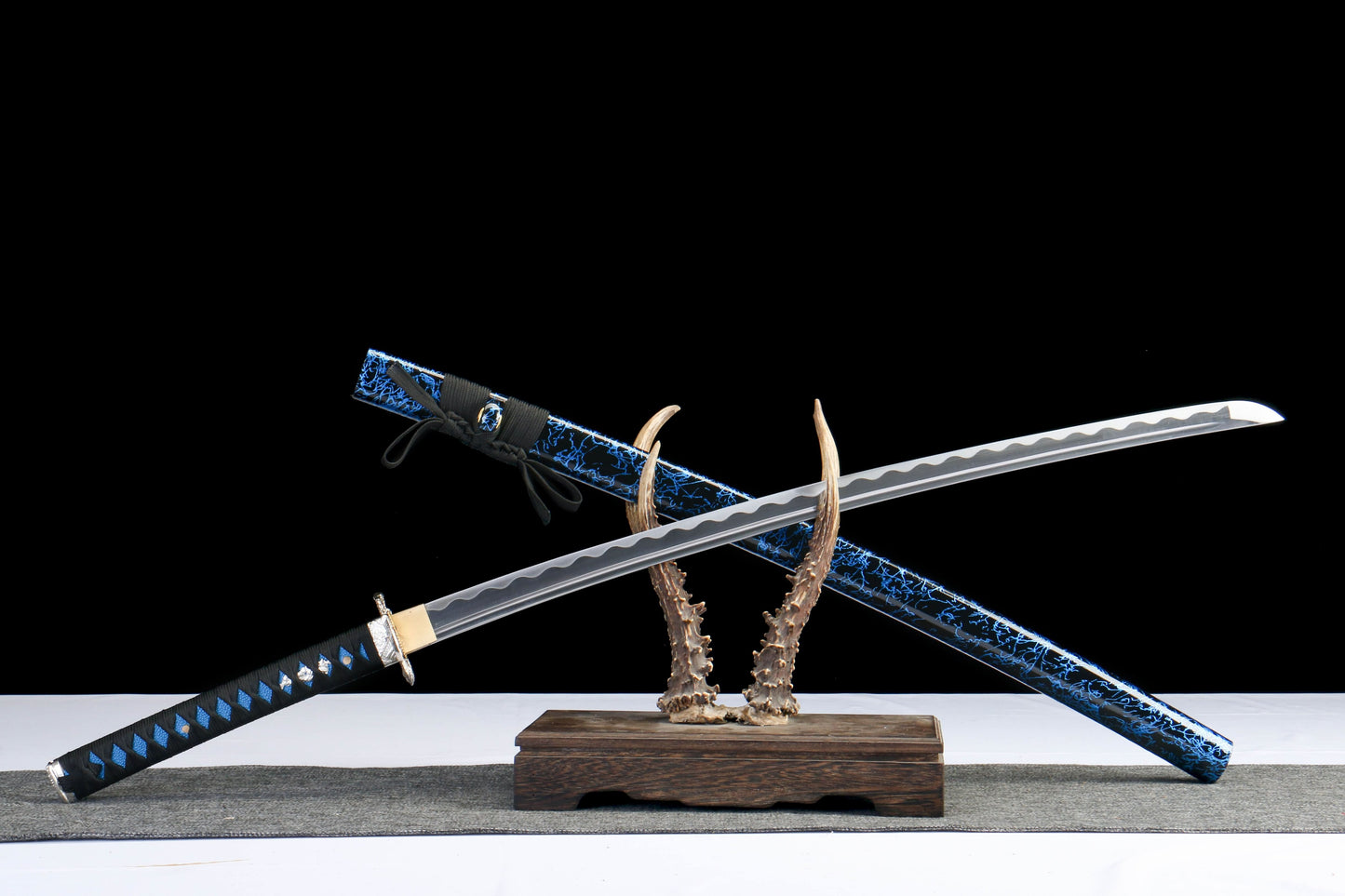 Blue Lightning Katana Sword – 1045 Steel Blade with Gloss Lacquer Scabbard & Full Tang Construction