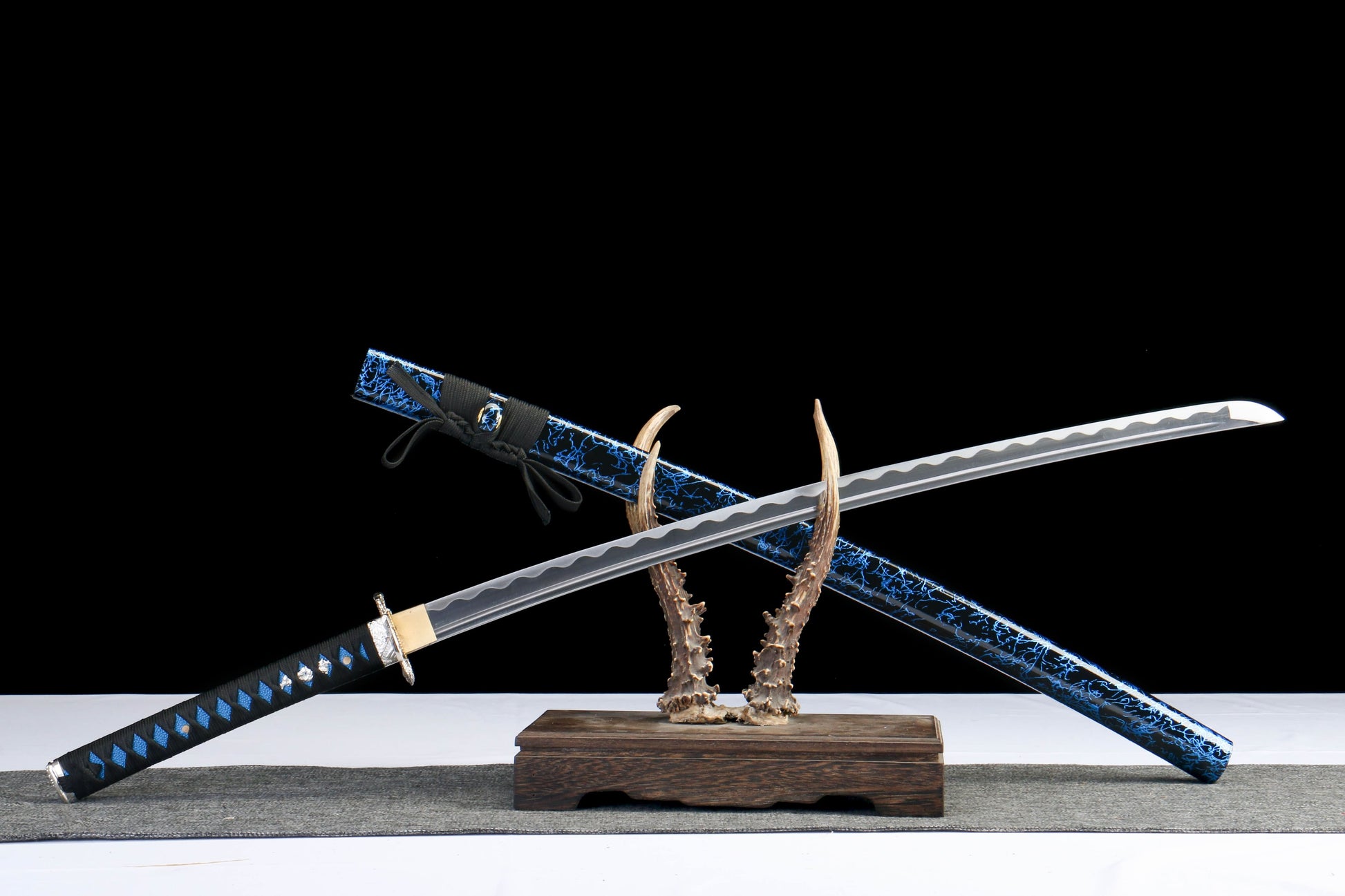 Blue Lightning Katana Sword – 1045 Steel Blade with Gloss Lacquer Scabbard & Full Tang Construction