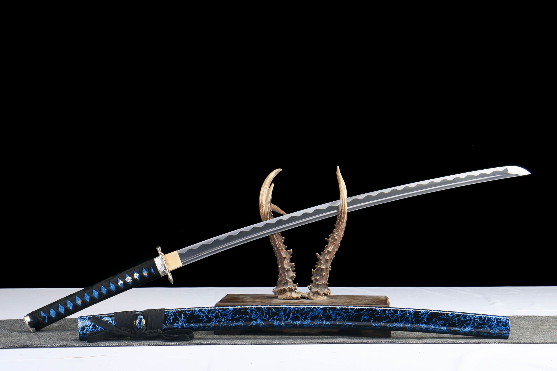Blue Lightning Katana Sword – 1045 Steel Blade with Gloss Lacquer Scabbard & Full Tang Construction