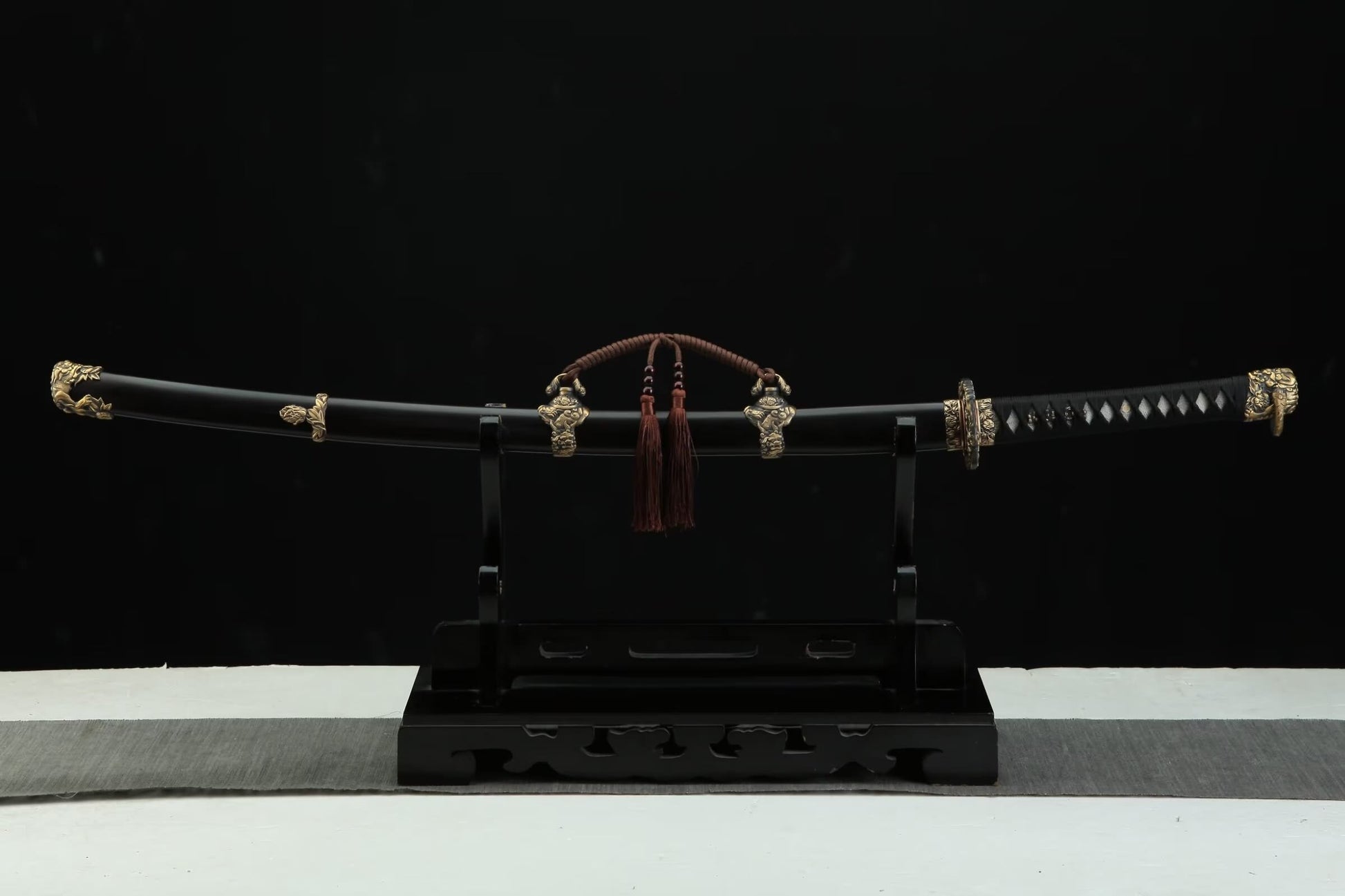 Folded Damascus Tachi — 28.7″ Blade, Ebony Saya, Carved Copper Fittings