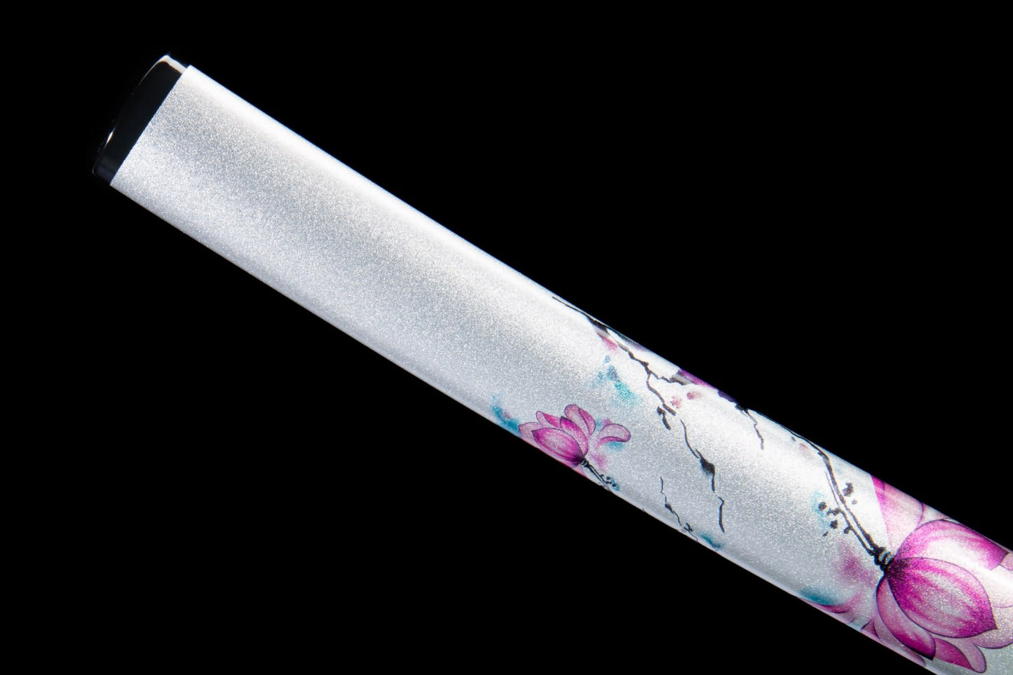 White and green lacquered wood scabbard with lotus design