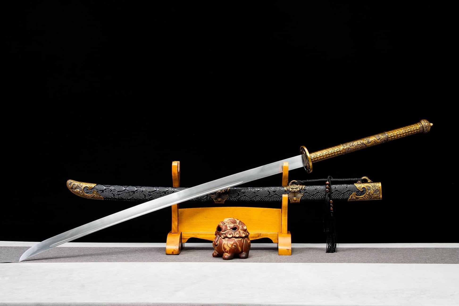 Miao Dao Chinese Broadsword – 55.9″ (142 cm) Manganese Steel Blade & Leather-Wrapped Scabbard