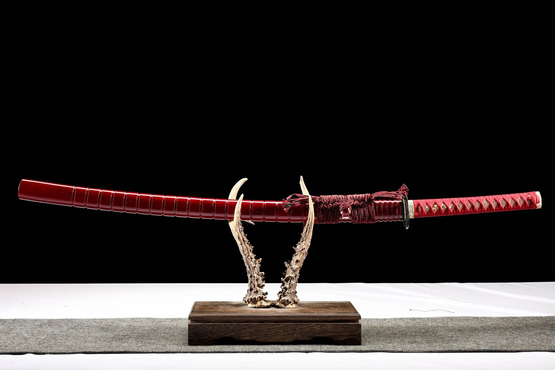 Sheathed katana with red piano-lacquer wood saya