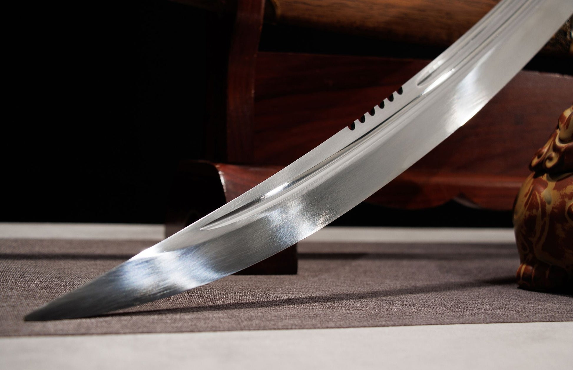 Longxiao Dragon Curved Dao – 32.3″ Manganese Steel, Dyed Wood Scabbard