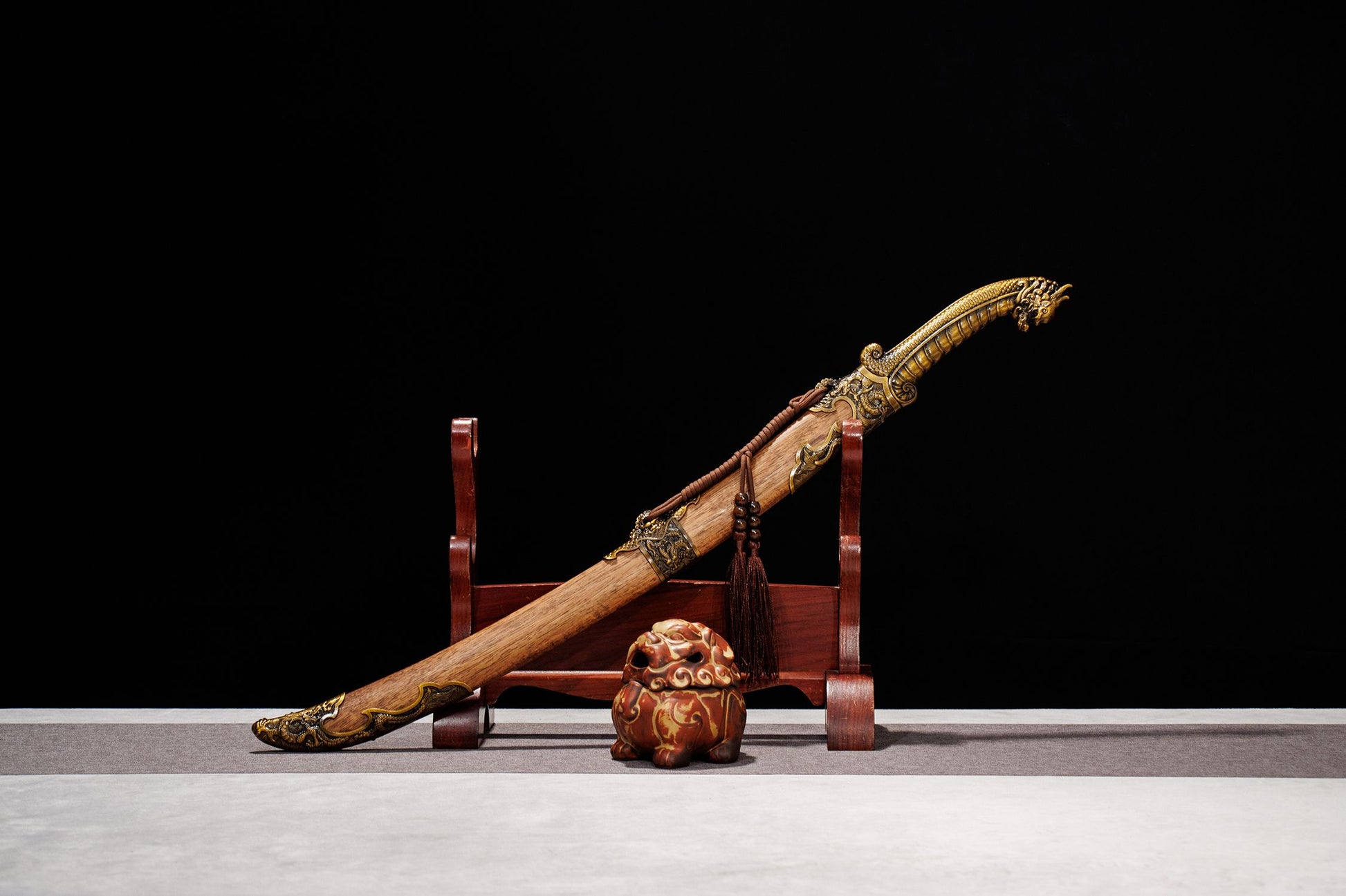 Longxiao Dragon Curved Dao – 32.3″ Manganese Steel, Dyed Wood Scabbard