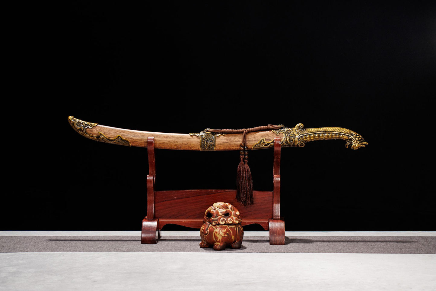 Longxiao Dragon Curved Dao – 32.3″ Manganese Steel, Dyed Wood Scabbard