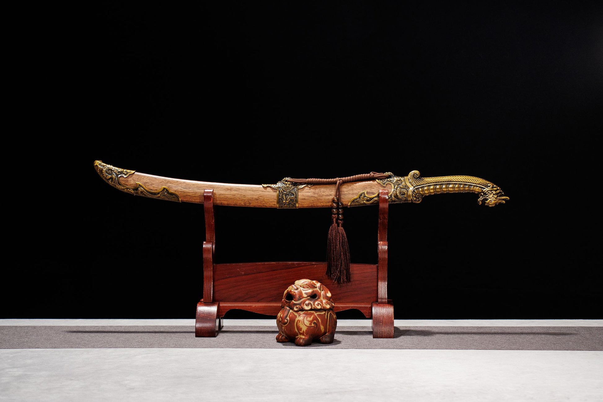 Longxiao Dragon Curved Dao – 32.3″ Manganese Steel, Dyed Wood Scabbard