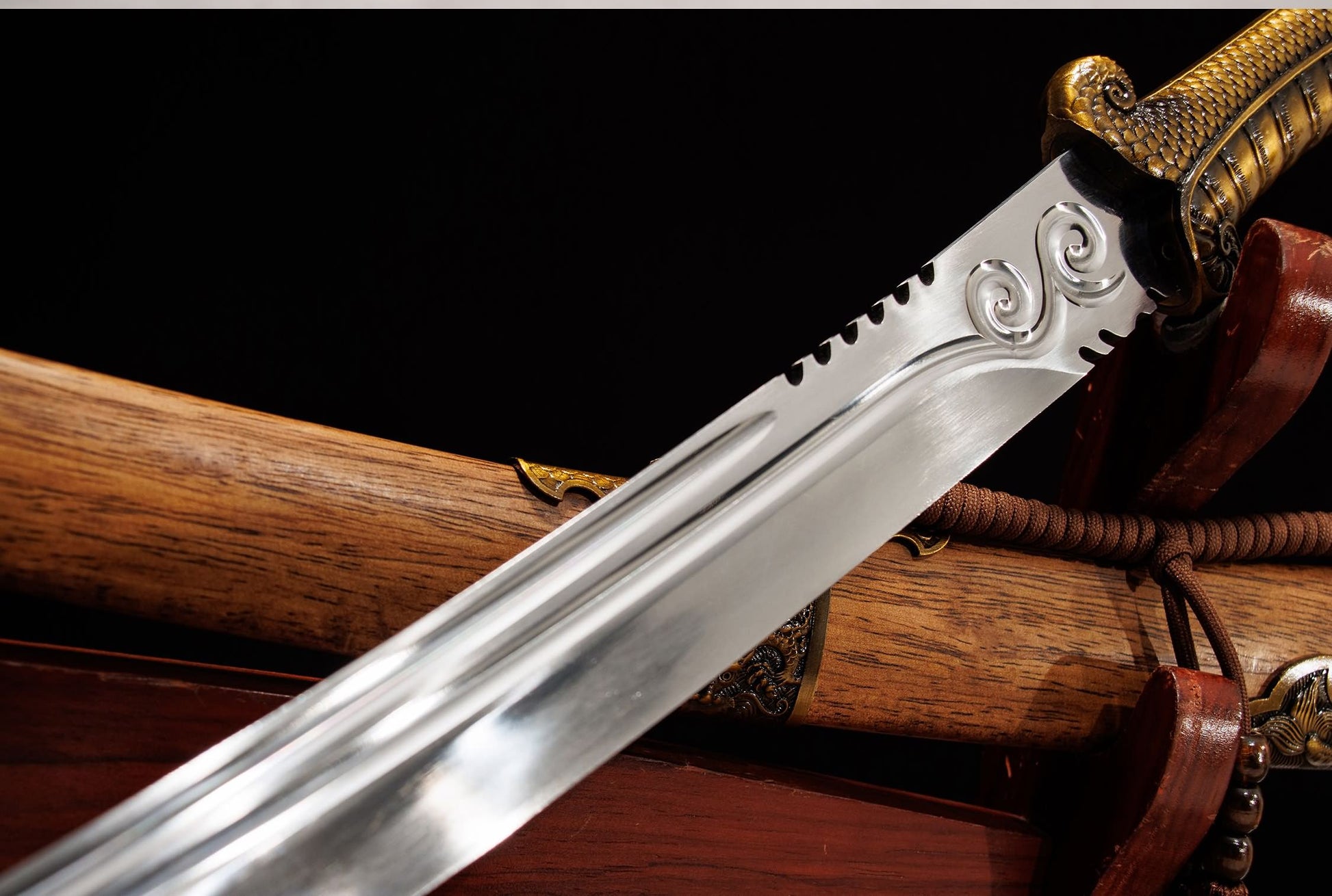 Longxiao Dragon Curved Dao – 32.3″ Manganese Steel, Dyed Wood Scabbard