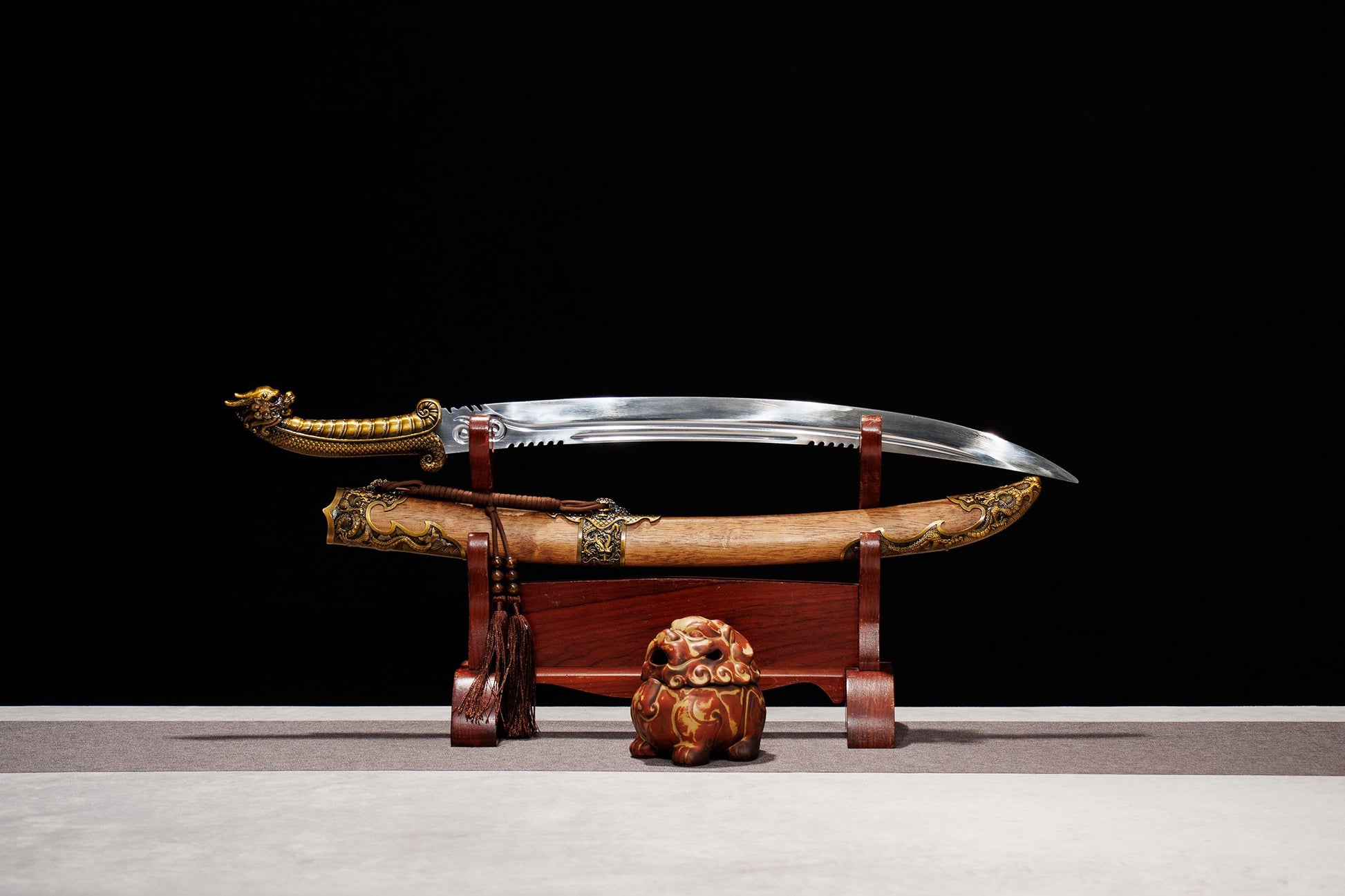 Longxiao Dragon Curved Dao – 32.3″ Manganese Steel, Dyed Wood Scabbard