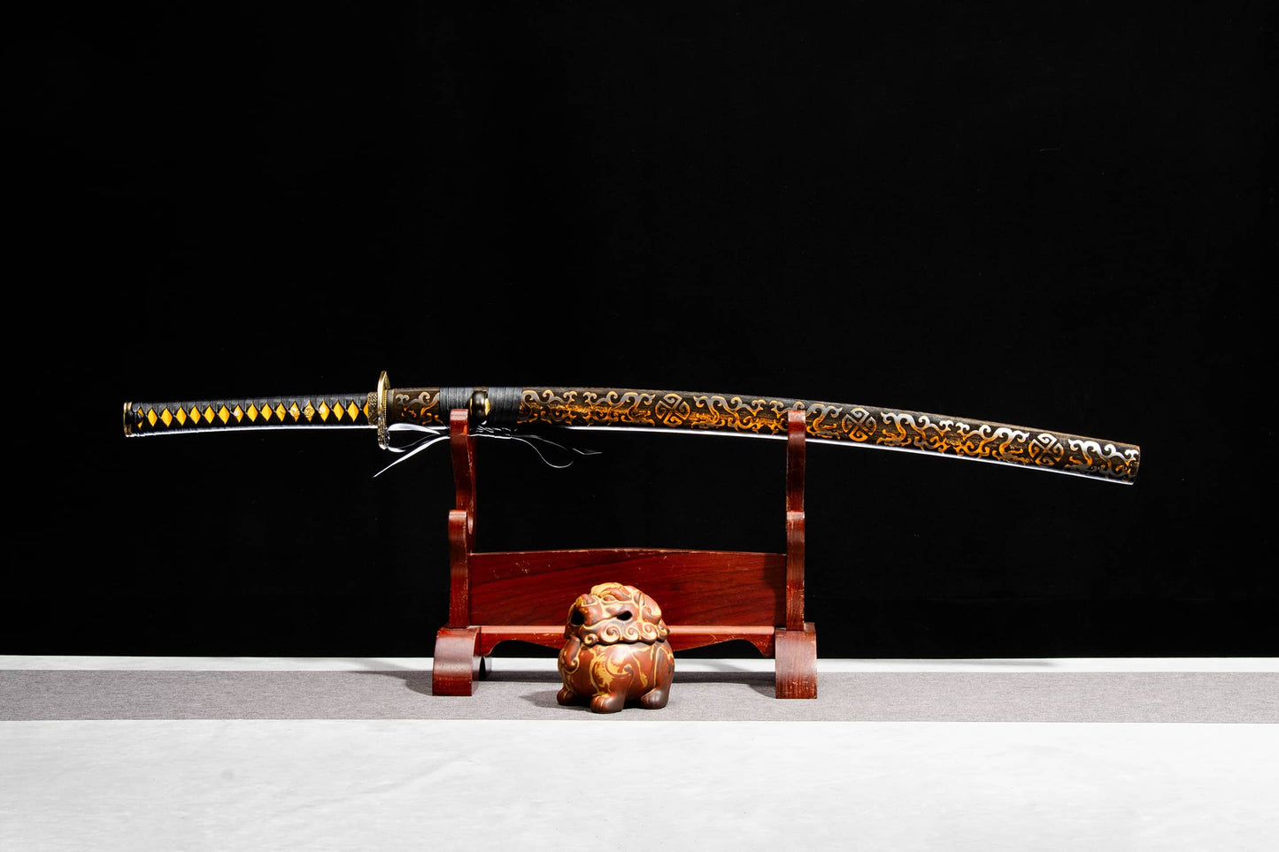 Den Yoshioka Katana – 40.7″ (103.5 cm) Manganese Steel Blade, Lacquered Wood Saya