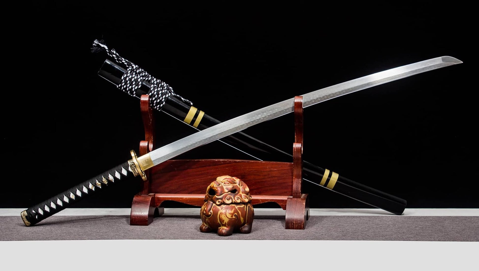 Damascus-Pattern Katana – 40.6″ Pattern-Welded Blade, Black Lacquer Saya & Brass Fittings