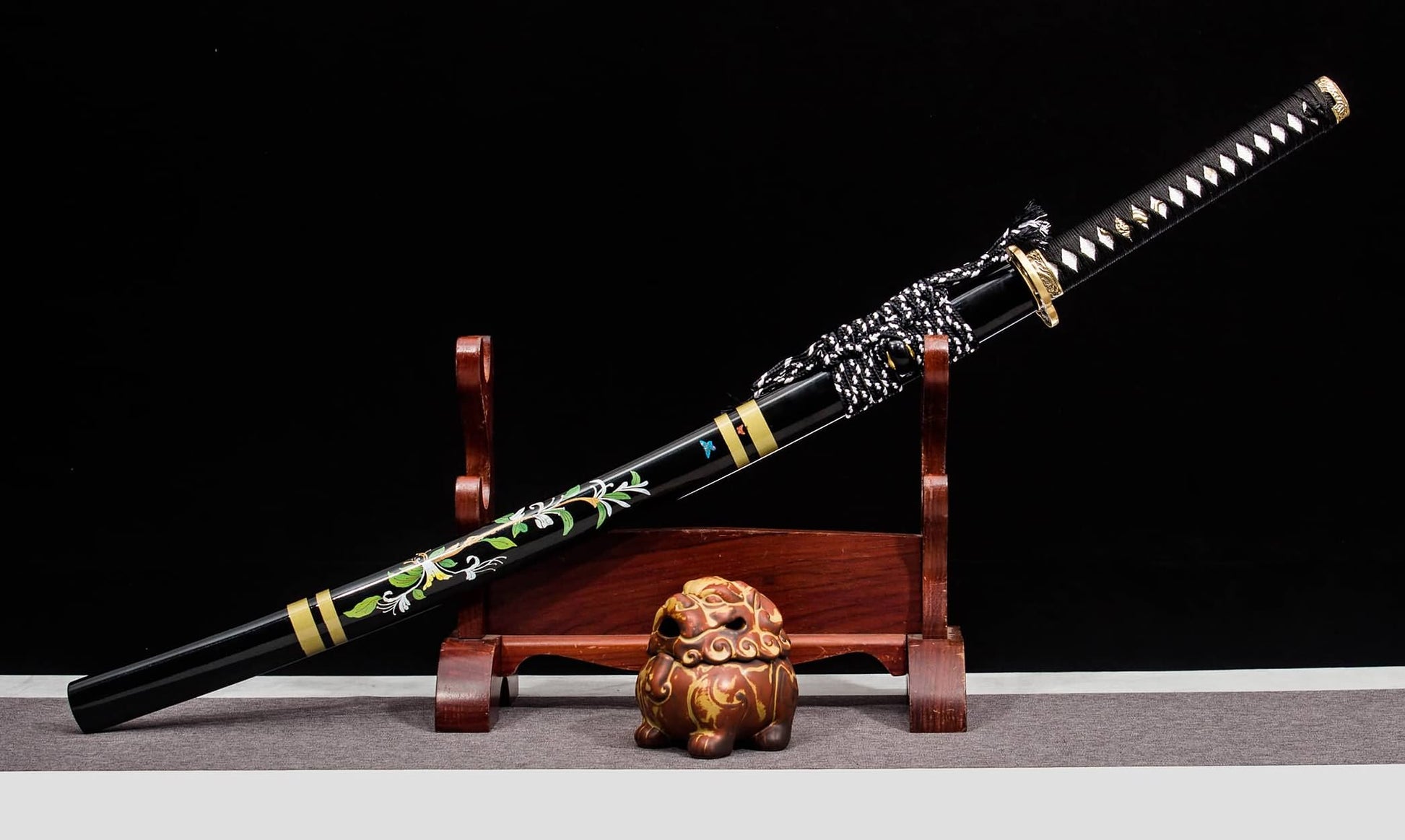 Damascus-Pattern Katana – 40.6″ Pattern-Welded Blade, Black Lacquer Saya & Brass Fittings