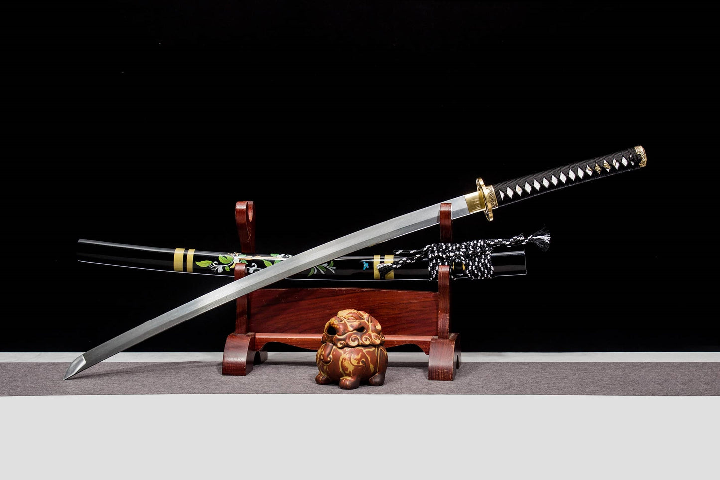 Damascus-Pattern Katana – 40.6″ Pattern-Welded Blade, Black Lacquer Saya & Brass Fittings