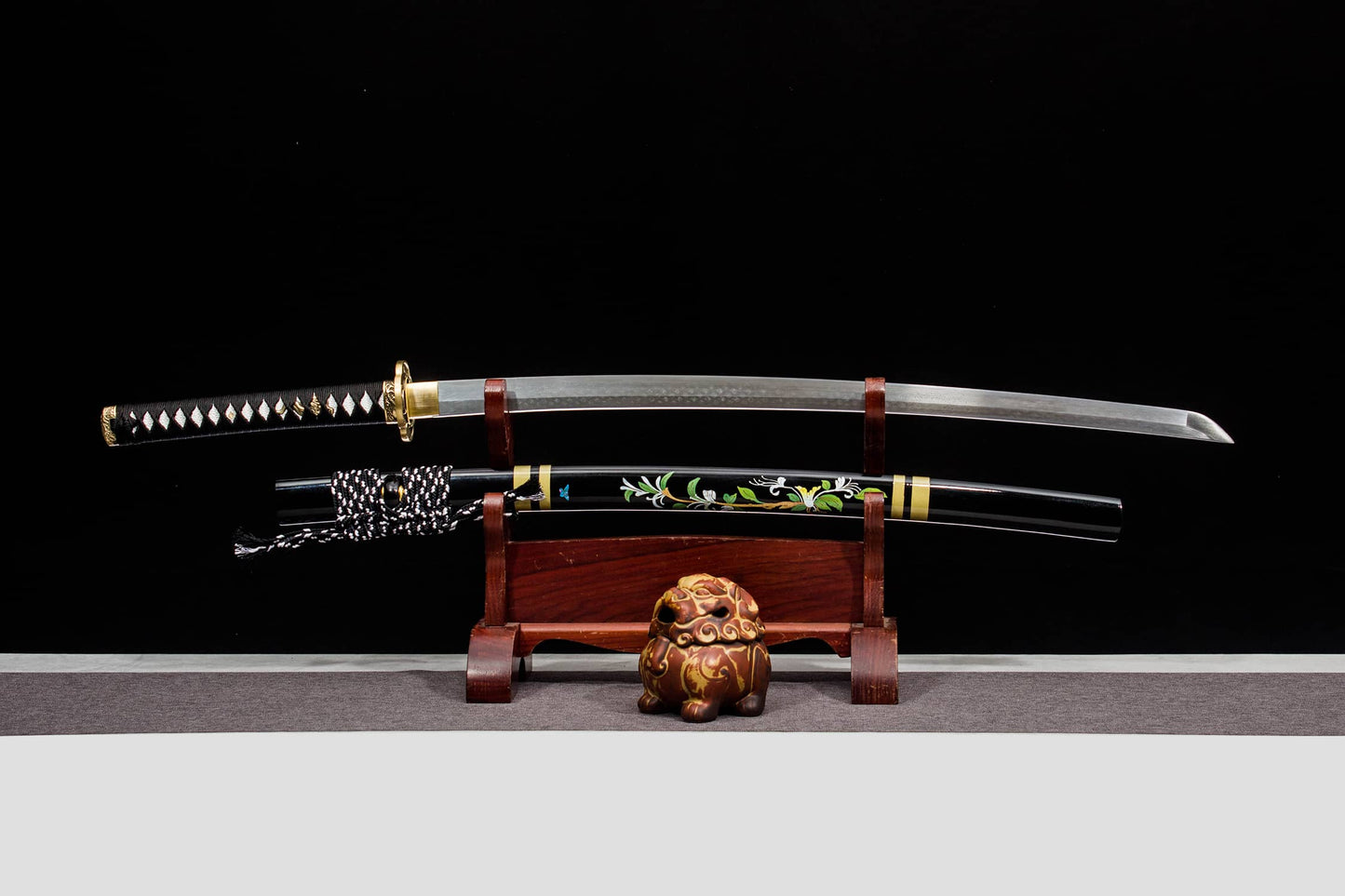 Damascus-Pattern Katana – 40.6″ Pattern-Welded Blade, Black Lacquer Saya & Brass Fittings