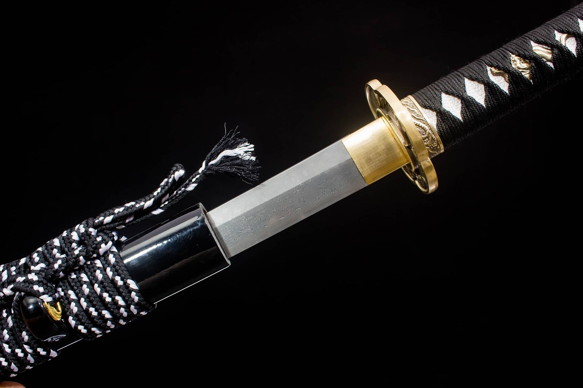 Damascus-Pattern Katana – 40.6″ Pattern-Welded Blade, Black Lacquer Saya & Brass Fittings