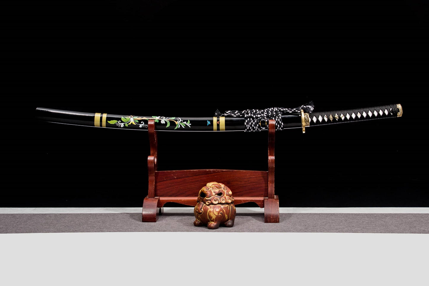 Damascus-Pattern Katana – 40.6″ Pattern-Welded Blade, Black Lacquer Saya & Brass Fittings