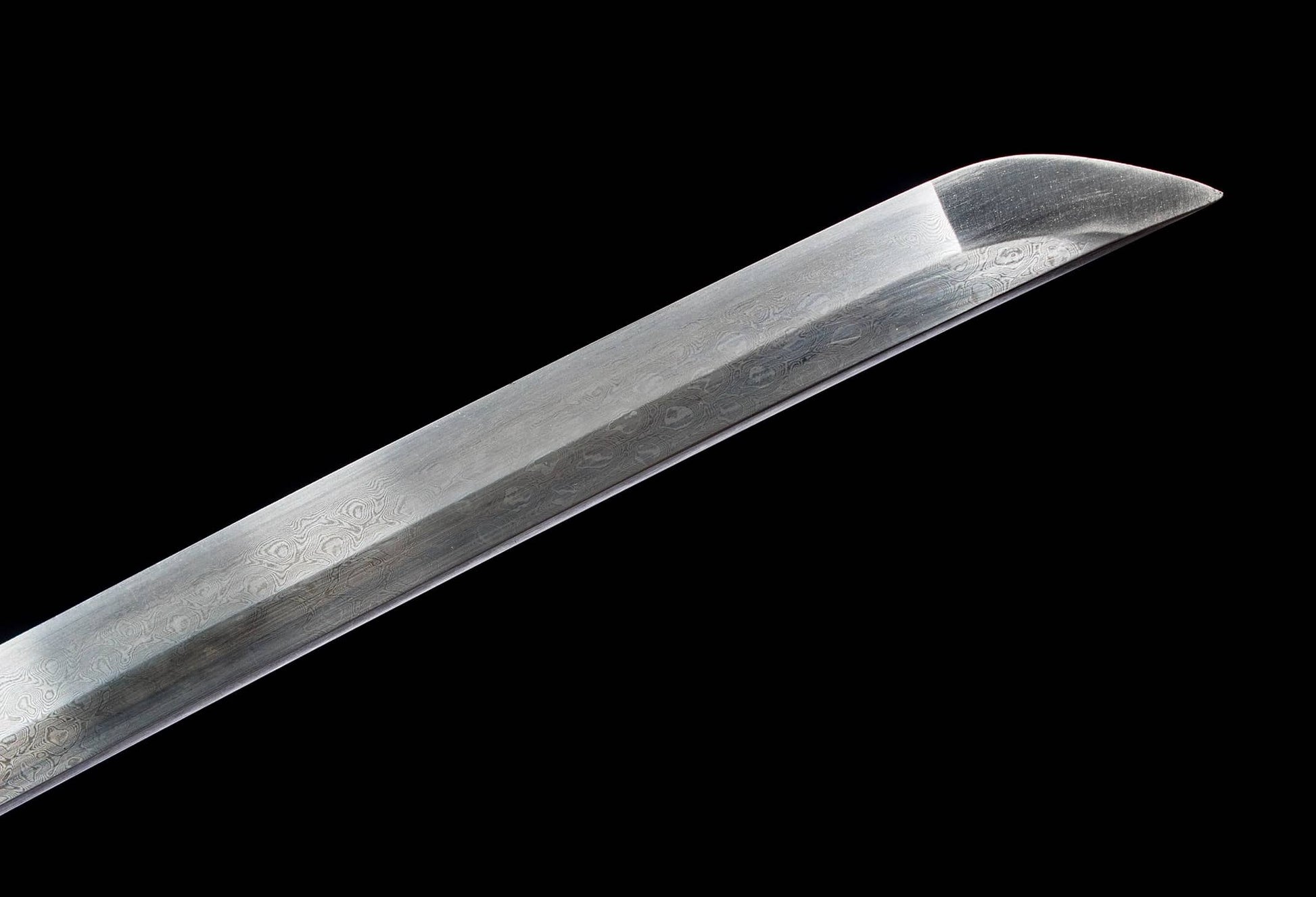 Damascus-Pattern Katana – 40.6″ Pattern-Welded Blade, Black Lacquer Saya & Brass Fittings