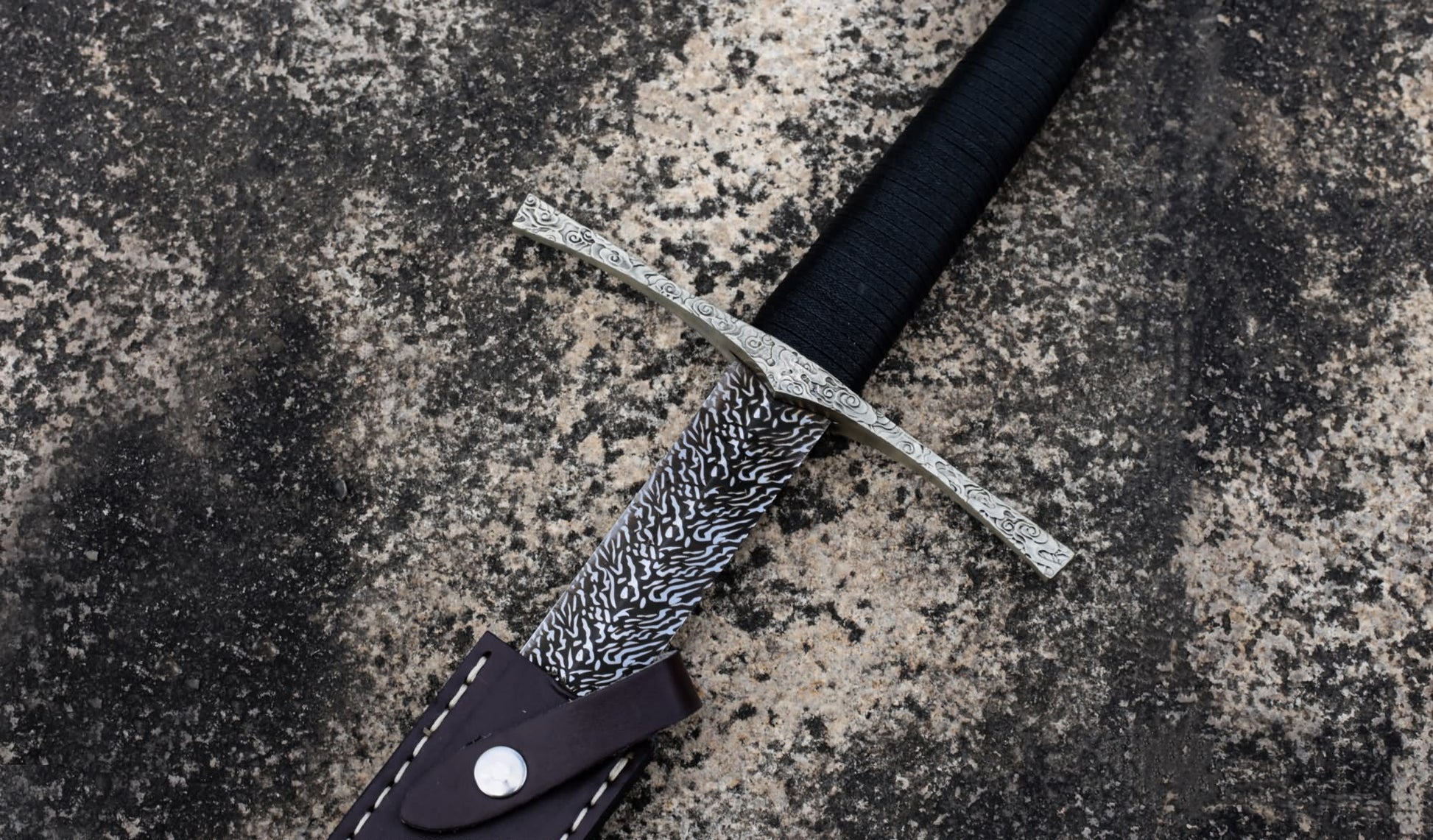 European Longsword – Hand-Forged T10 Patterned Steel Blade with Crossguard & Stitched Leather Scabbard