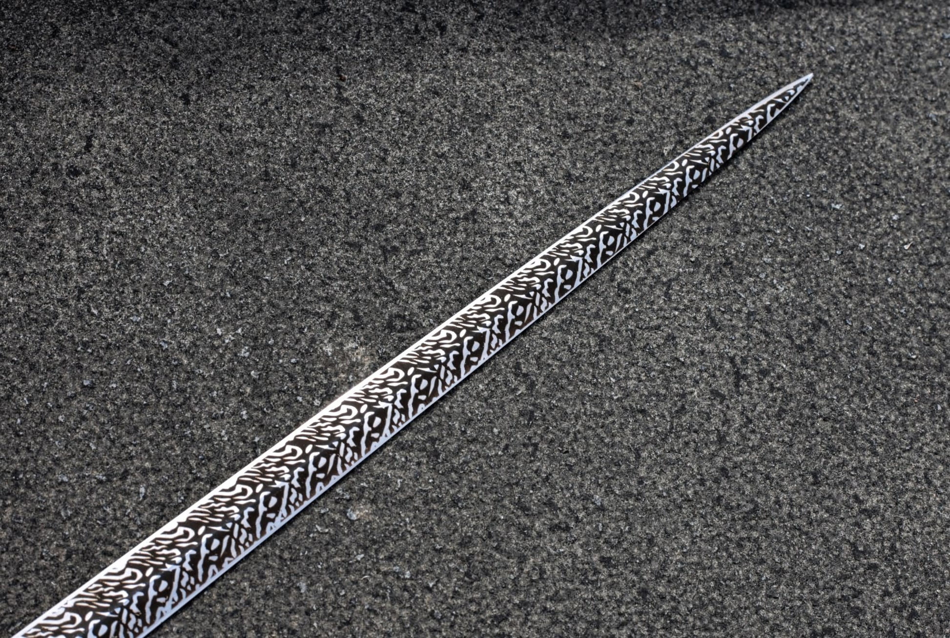 European Longsword – Hand-Forged T10 Patterned Steel Blade with Crossguard & Stitched Leather Scabbard