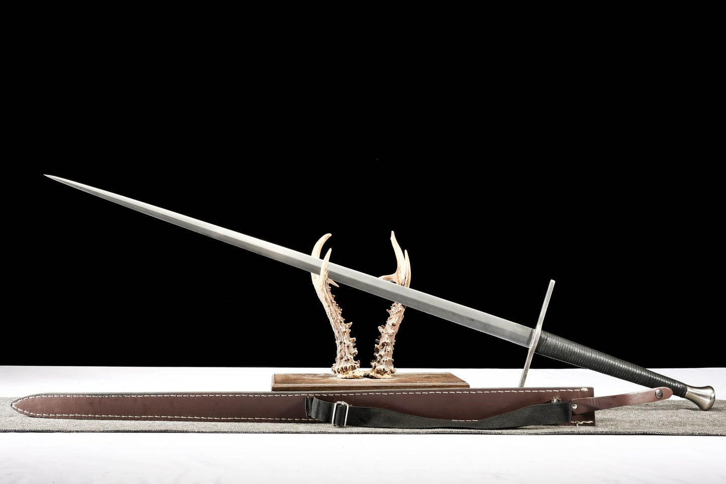 Two-Handed European Longsword with Leather Sheath – Black or Brown