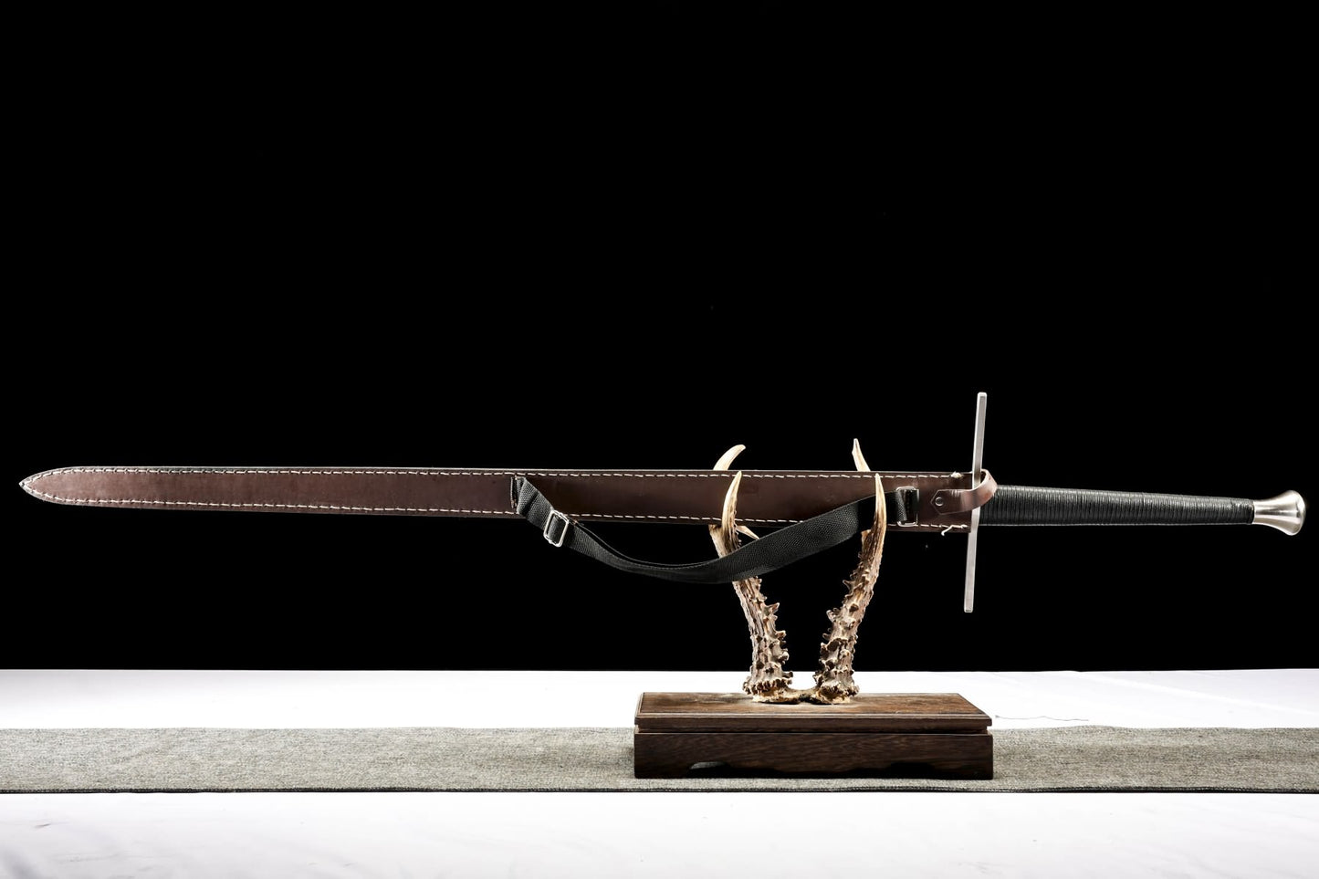 Two-Handed European Longsword with Leather Sheath – Black or Brown
