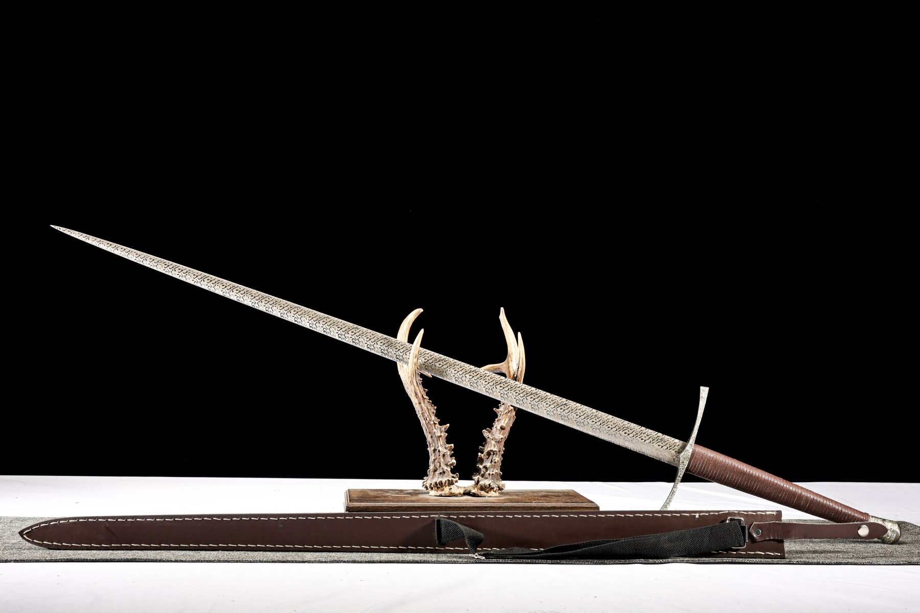 Xiangyun European longsword displayed diagonally with long patterned blade and leather sheath